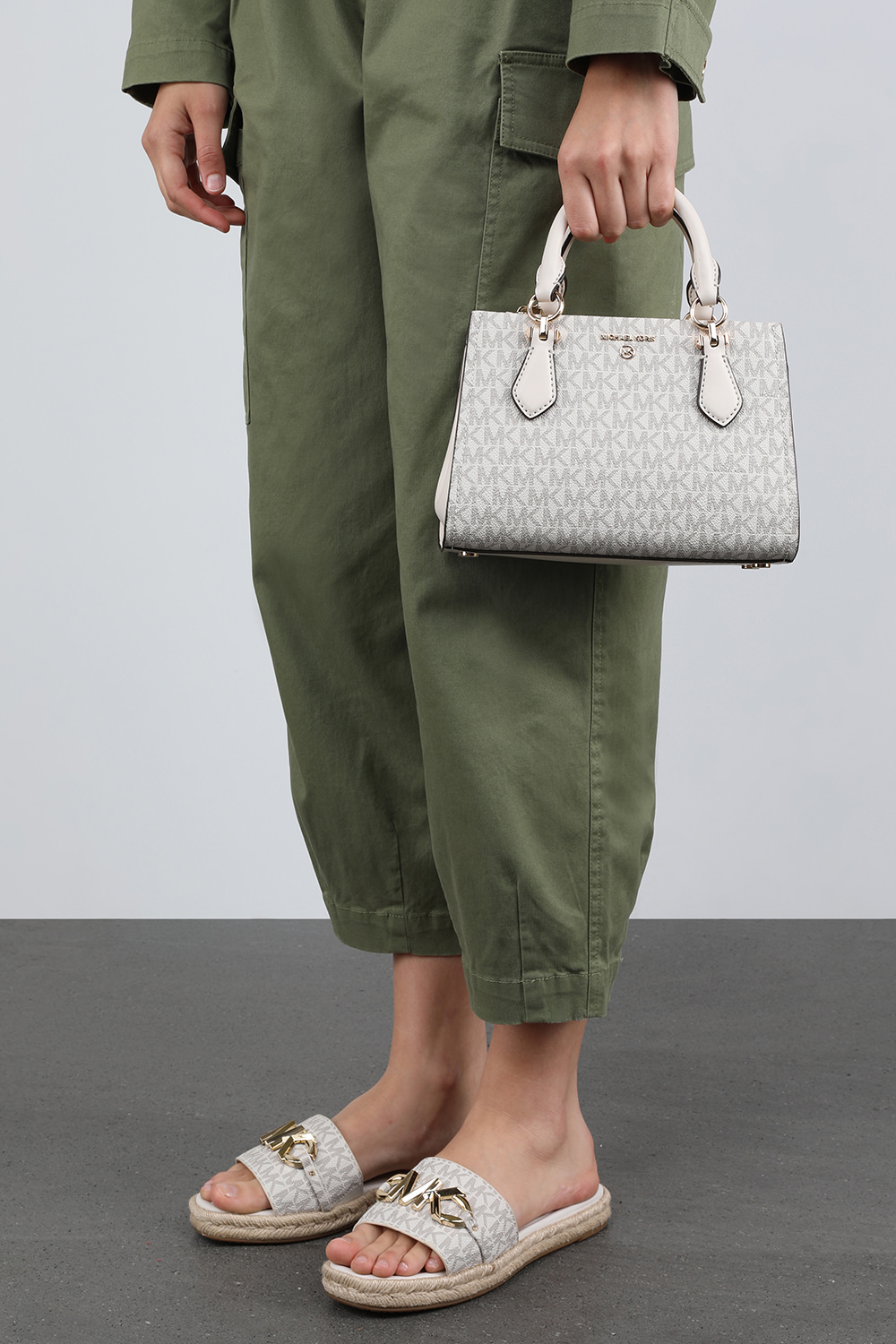 תמונת כל הלוק של תיק מרילין מונוגרמי לבן